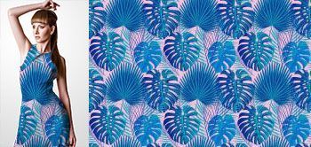 13011v Materiał ze wzorem liście tropikalne (monstera, palmy) w niebieskiej kolorystyce na delikatnym tle